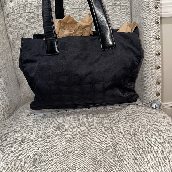 CHANEL Elegant Black Tote Bag - Picture 5 of 15